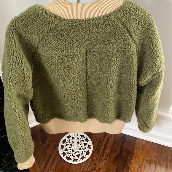 Beyond the Pen Clothing faux shearing jacket. Green Small - Picture 4 of 9